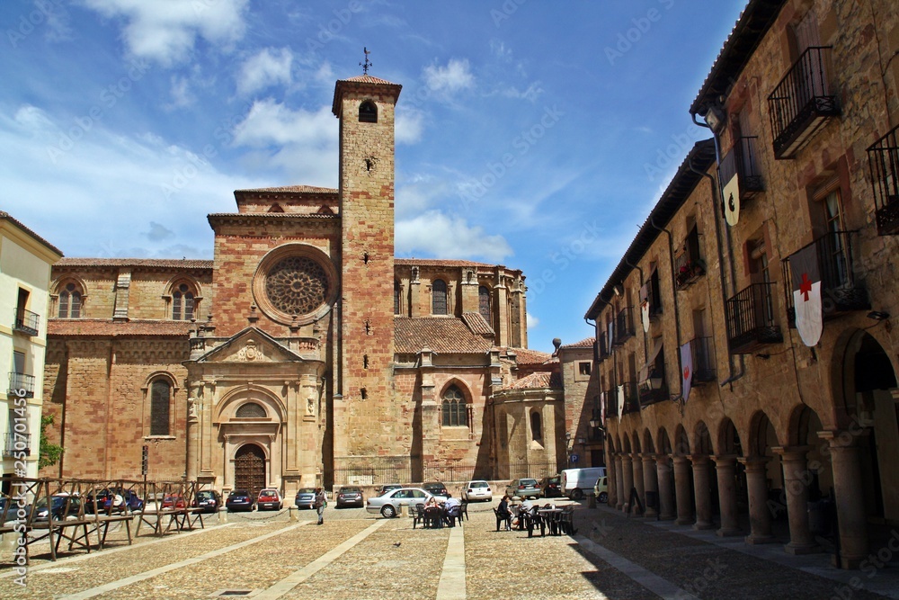Catedral de Sigüenza y plaza del Mercado en España.