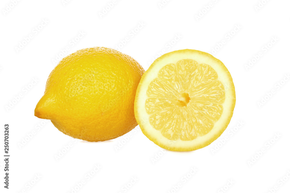 Aufgeschnittenen Zitrone isoliert auf weiß