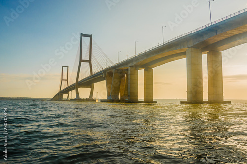 Fotografie suramadu bridge, surabaya city, indonesia