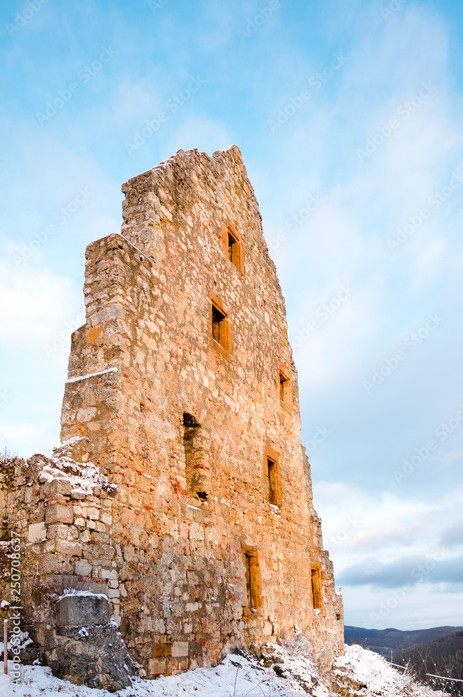 Ruine Hohen Urach in der morgen Sonne Ruine Hohen Urach in der morgen Sonne