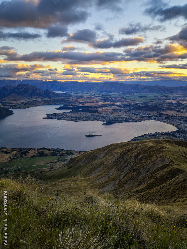 Hiking Roys Peak for sunrise in New-Zealand