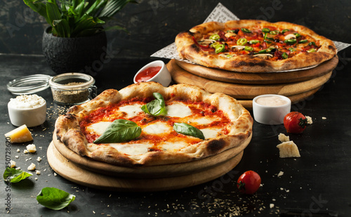 Fotografia Delicious pizza with mozzarella on a wooden board