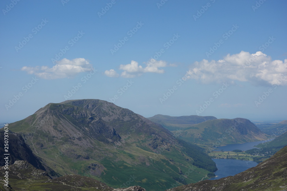 Fototapeta Widok z wysoką skałą i wysokim stile spada po lewej stronie i Buttermere i Crummock Water po prawej, Kraina Jezior, Cumbria, Anglia