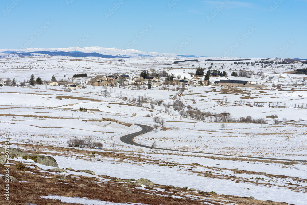 Paysage de campagne sous la neige