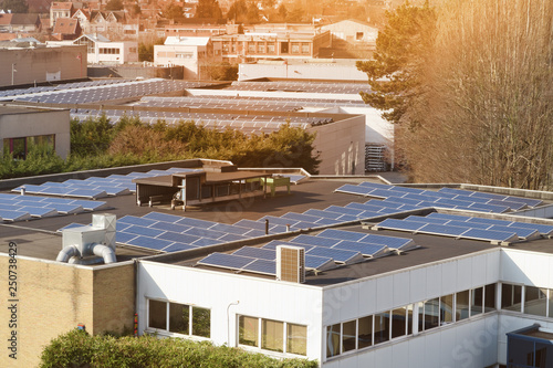 panneaux solaires toits immeubles ville  photo