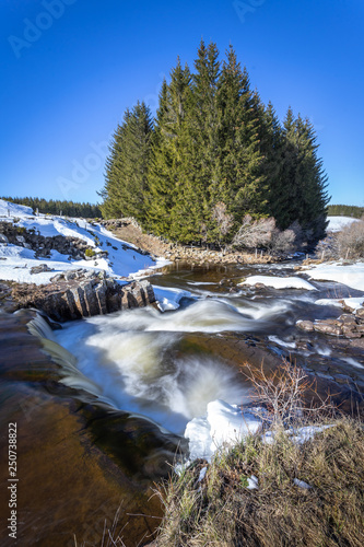 un paysage de campagne en hiver au nord d'une rivière, format vertical