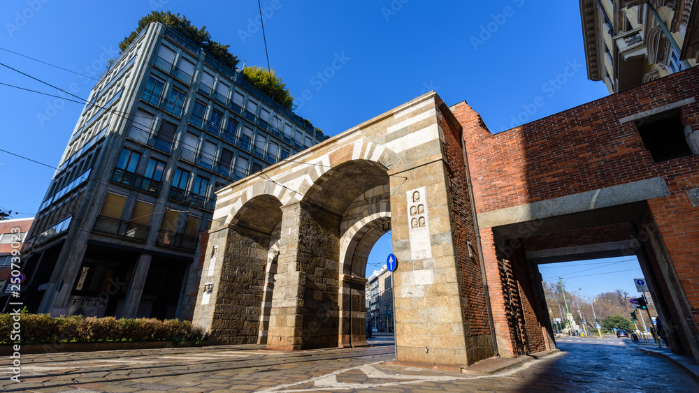 Obraz premium Milano Piazza Cavour archi di Porta Nuova