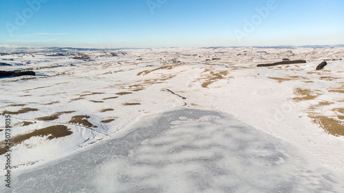 Panorama a  rien sur un lac gel   au milieu d un d  sert de neige