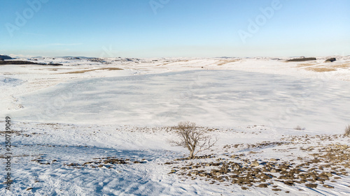 panorama aérien sur les bords d'un lac gelé et un désert de neige 