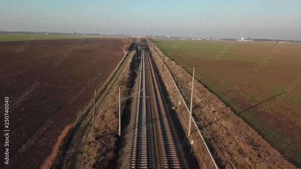 Weiche, Schienen und Infrastuktur mit Zügen Weiche, Schienen und Infrastuktur mit Zügen