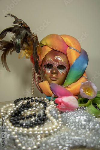 Déguisement pour Carnaval paillettes argentées masque arlequin collier de perles perle blanche perle noire et perle grises fleurs tulipes photo