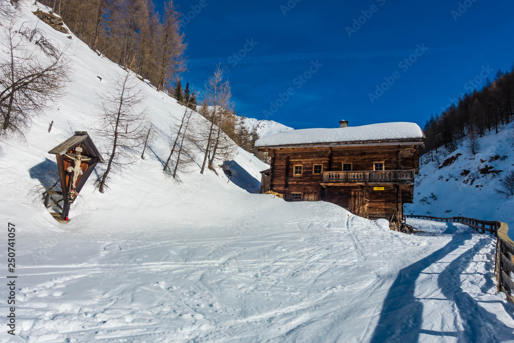 Almhütte in Osttirol, schneebedeckt Almhütte in Osttirol, schneebedeckt
