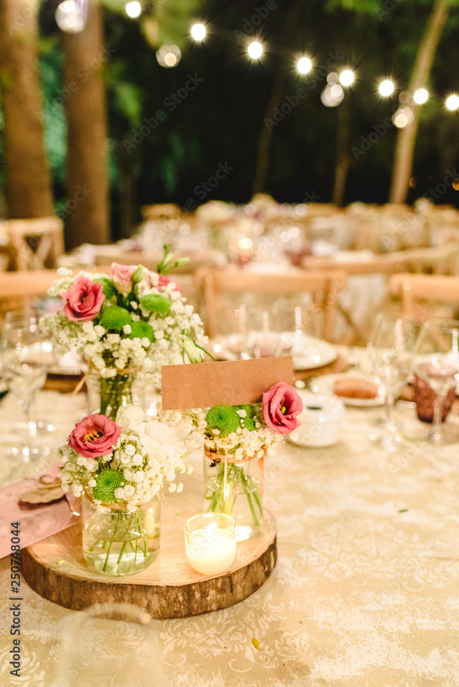 Empty label to include free text, on the elegant table of the reception of a wedding, without anyone.