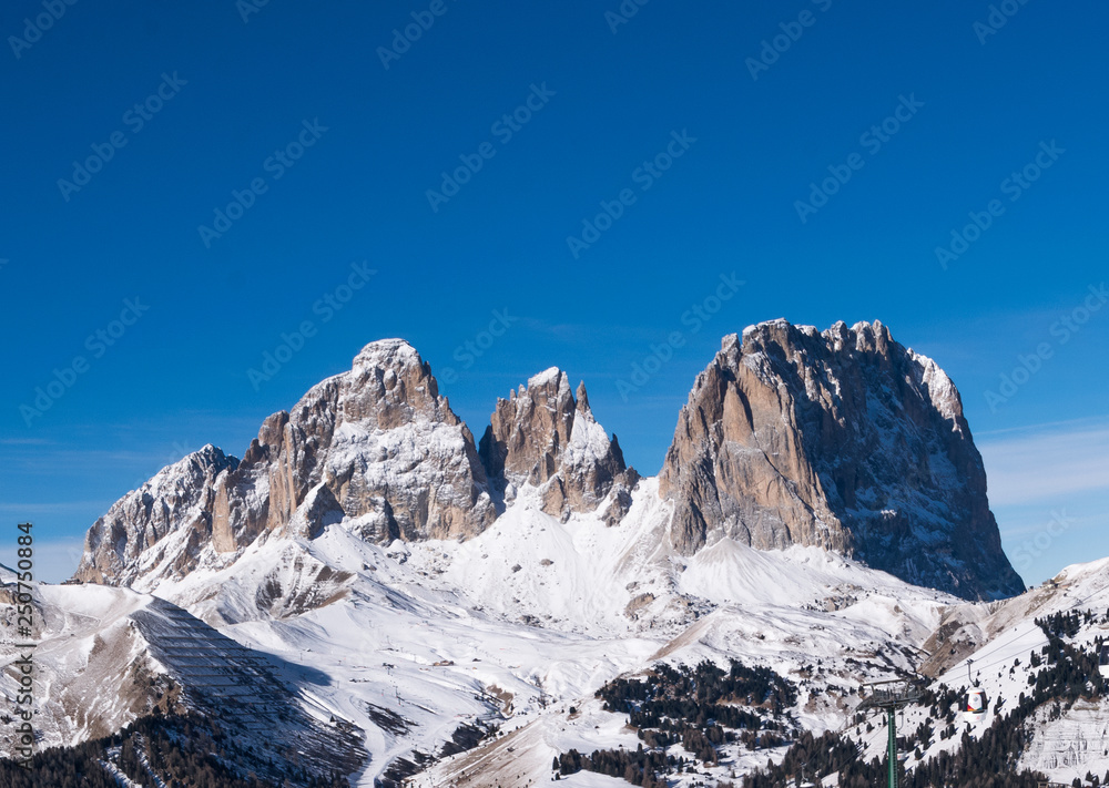 Sassolungo visto dalle piste da sci della ski area belvedere in Val di Fassa. Una delle stazioni sciistiche più grandi del Trentino Alto Adige e cuore delle Dolomiti invernali