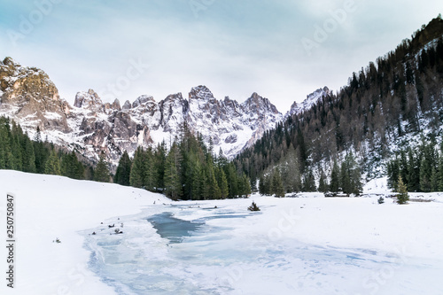 Torrente travignolo congelato e panorama con le pale di san martino innevate in Val Venegia. Trentino Alto Adige escursione con le ciaspoole © Davide