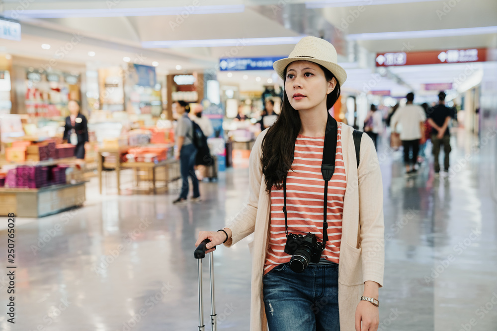 Φωτογραφία young girl pass the e gate walk in lobby airport shopping tax free area