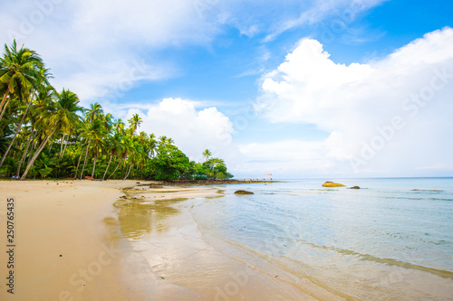 Fototapeta Naklejka Na Ścianę i Meble -  Beautiful idyllic tropical sea beach