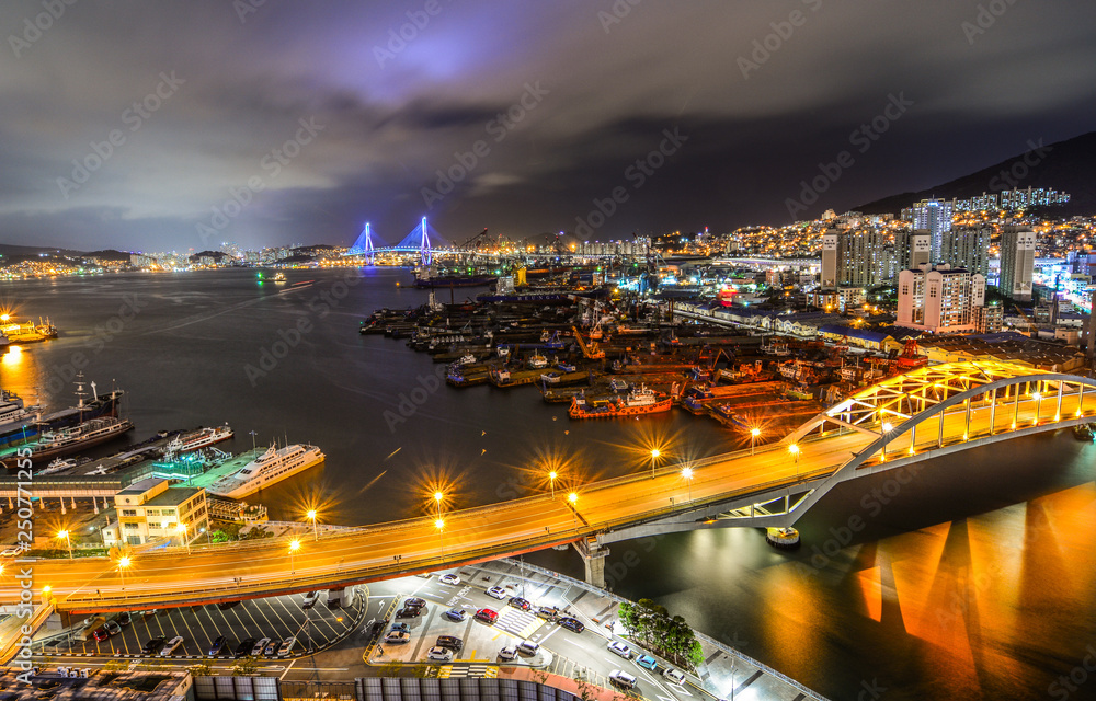 Obraz premium Night scape of Busan, South Korea