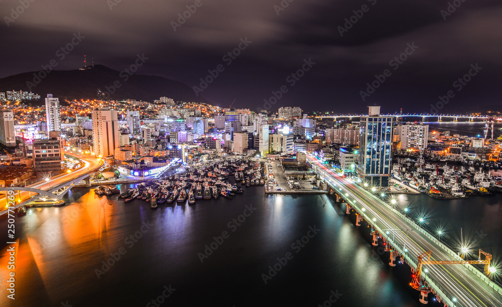 Fototapeta premium Night scape of Busan, South Korea