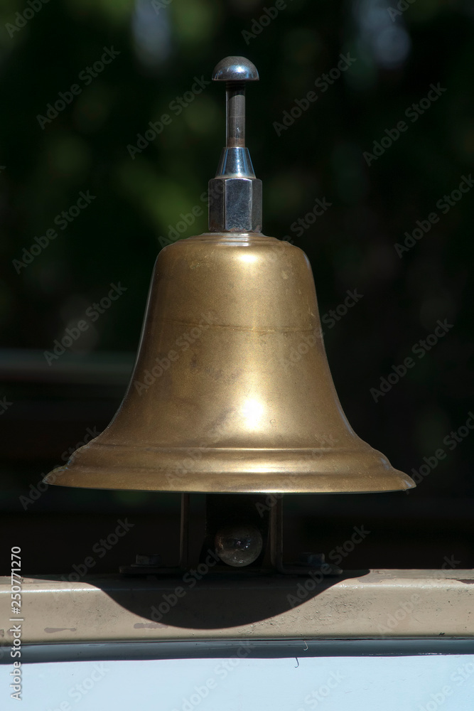 Obraz premium Chiang rai Thailand, simple brass bell on windowsill