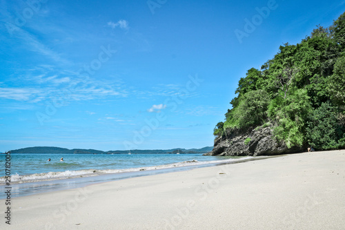 Fototapeta Naklejka Na Ścianę i Meble -  Beautiful tropical coast of Thailand overlooking the beach, azure  sea, Krabi, Ao Nang.