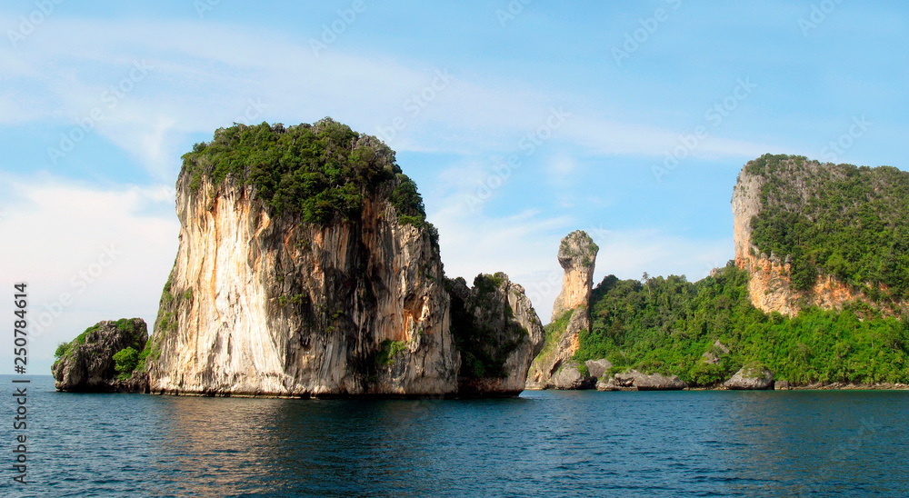 Chicken island also known as Koh Gai or Koh Kai or Koh Hua Khwan, The Andaman Sea, Krabi Province, Thailand