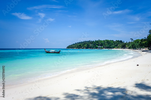 Fototapeta Naklejka Na Ścianę i Meble -  Tropical beach in Koh Lipe, Thailand