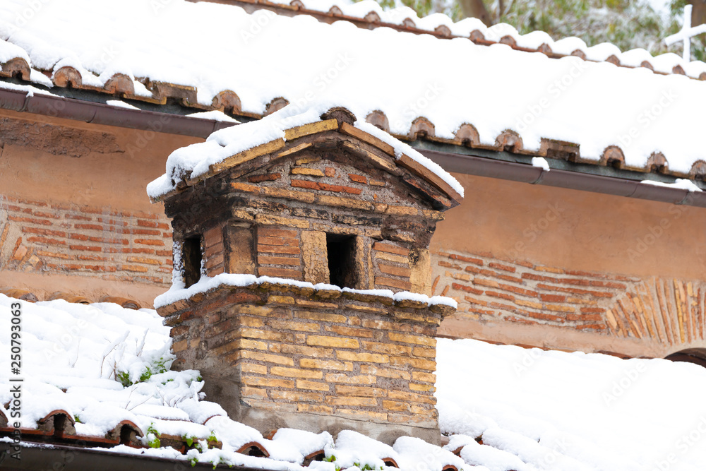 Obraz premium Church Chimney after snowfall