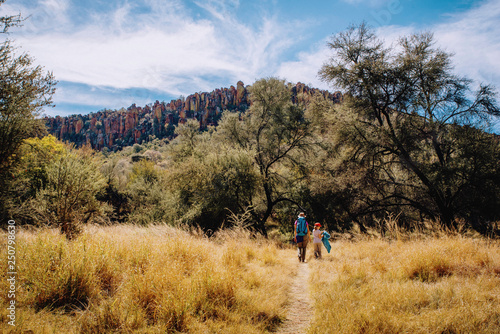 Frau wandert mit Kindern unterhalb des Waterberg Plateaus, Namibia © Michael