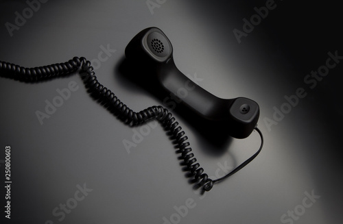 Φωτογραφία modern telephone receiver on dark back