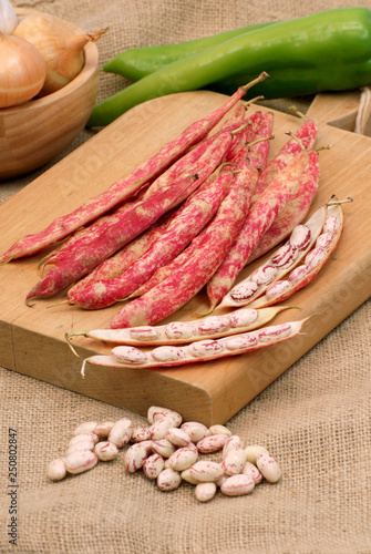 Haricot à écosser rouge sur une planche