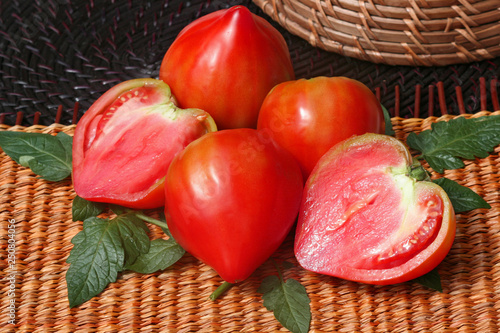 Tomates coeur de boeuf rouge sur une table