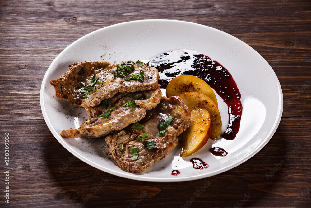 Grilled beefsteak with apples Grilled beefsteak with apples