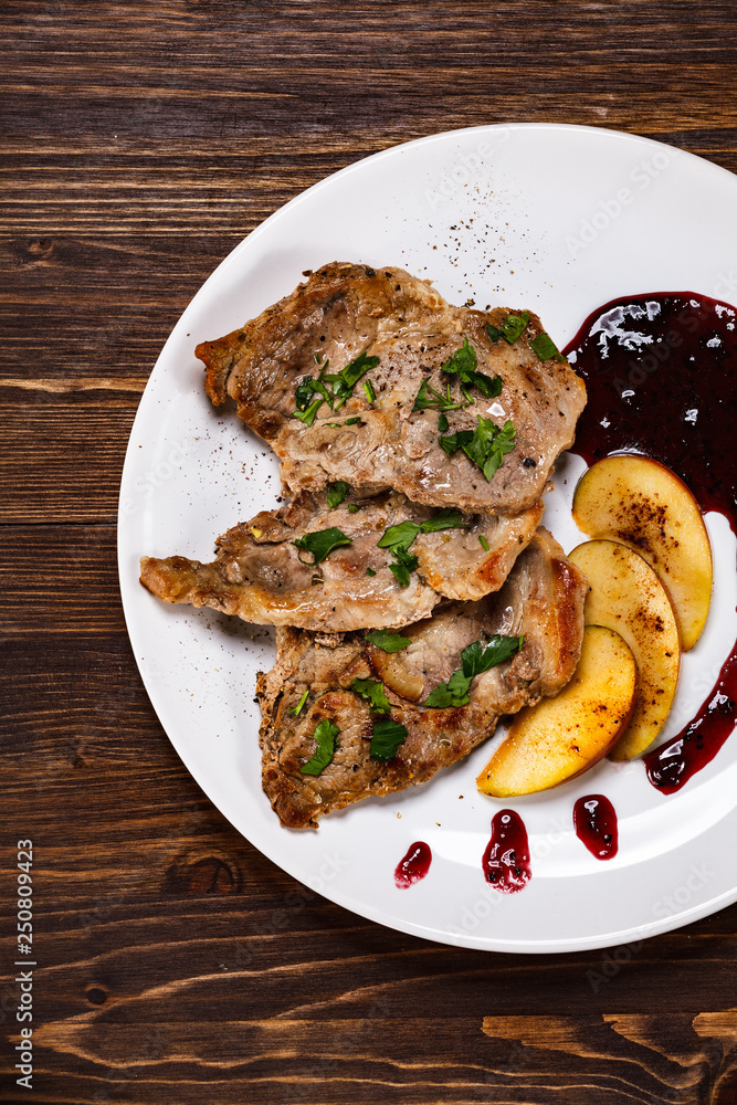 Grilled beefsteak with apples Grilled beefsteak with apples