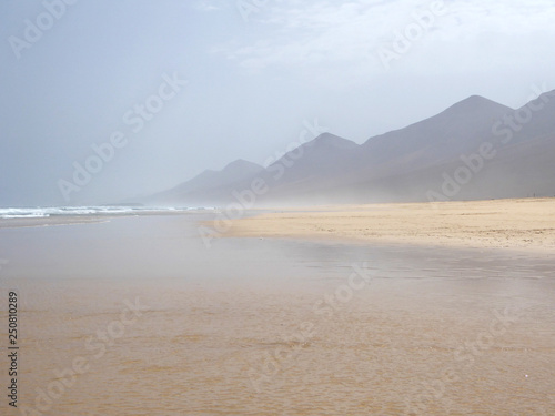 Paysage de désert aux Iles Canaries à Fuerteventura avec des dunes de sable