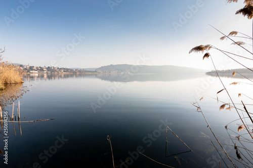 panorama lago di comabbio