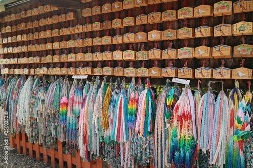 伏見稲荷大社に奉納された絵馬と千羽鶴