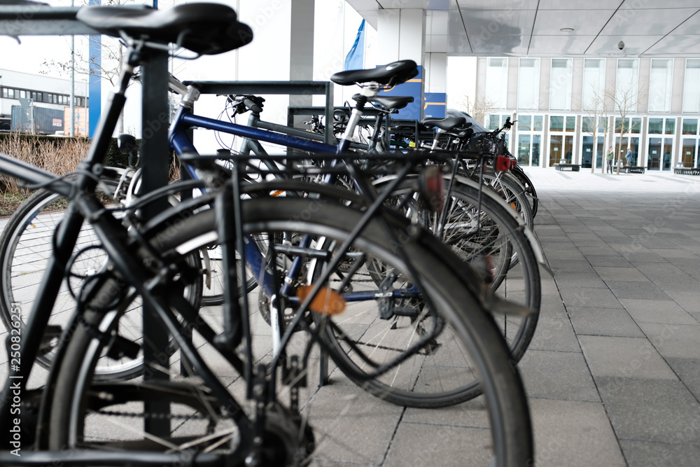 Fahrräder vor einem Gebäude