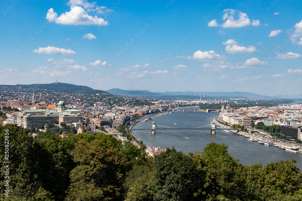 Veduta della città di Budapest, il fiume Danubio con i suoi ponti
