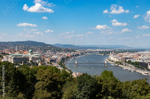 Veduta della città di Budapest, il fiume Danubio con i suoi ponti