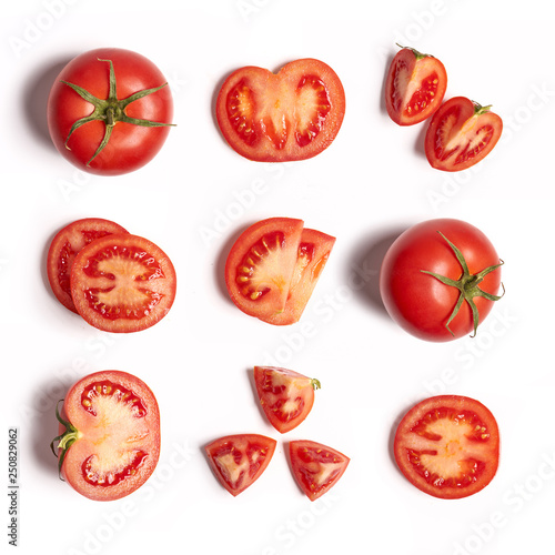 Pokrojone pomidory na białym tle