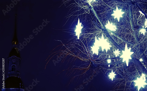 Cuadro en lienzo Wonderful Christmas.. Stars of Bethlehem on streets