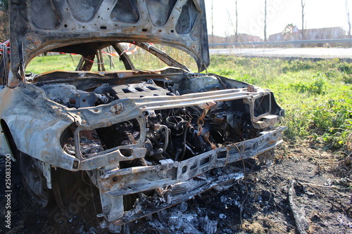 accident de la route : voiture brûlée