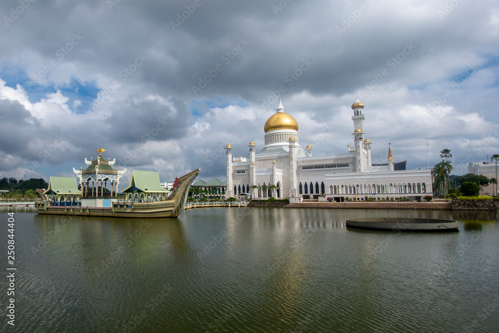 Fototapeta premium Sultan Omar Ali Saifuddien Mosque in Brunei during cloudy day. Considered as one of the most beautiful mosques in the Asia Pacific.