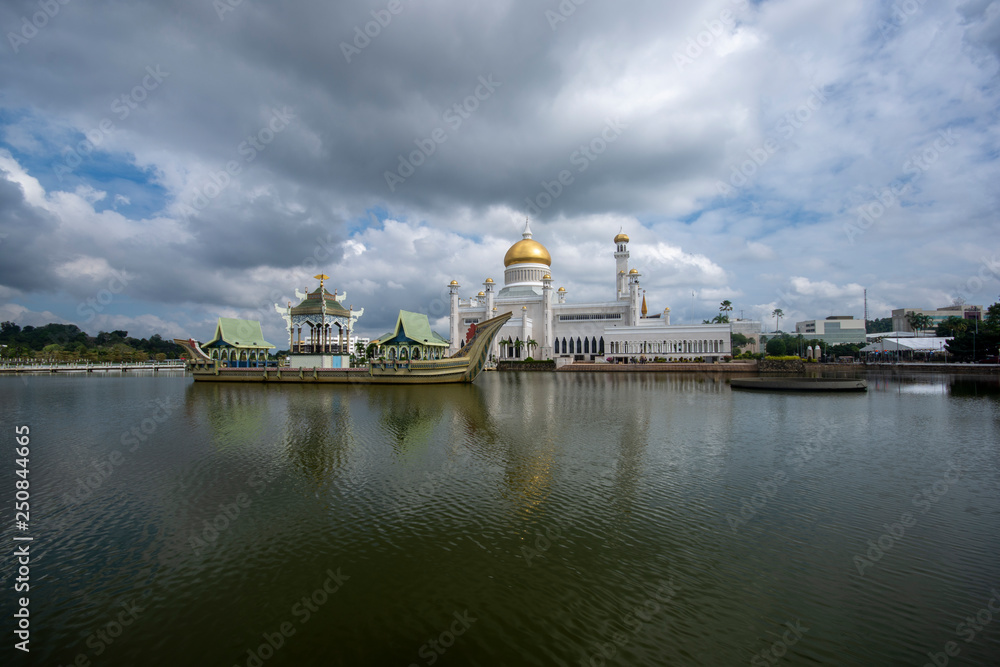 Fototapeta premium Sultan Omar Ali Saifuddien Mosque in Brunei during cloudy day. Considered as one of the most beautiful mosques in the Asia Pacific.