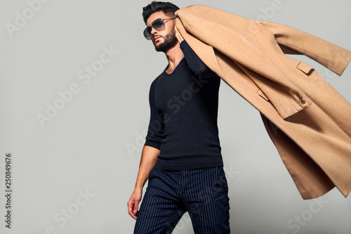 Canvastavla Elegant young handsome main coat wearing glasses