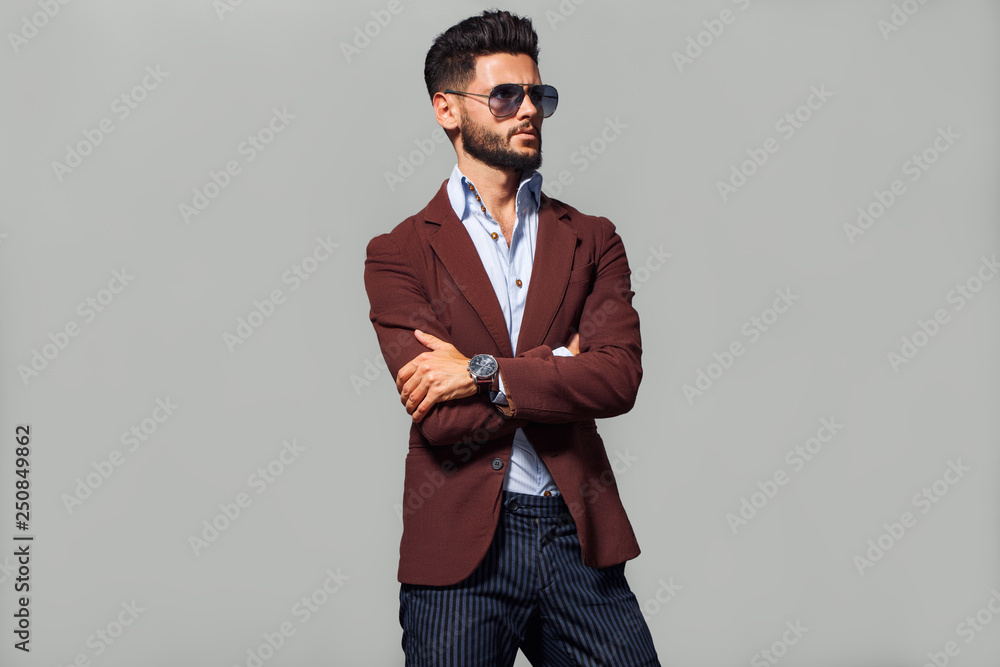 Elegant young handsome man in suite wearing glasses. Studio fashion portrait. - obrazy, fototapety, plakaty 