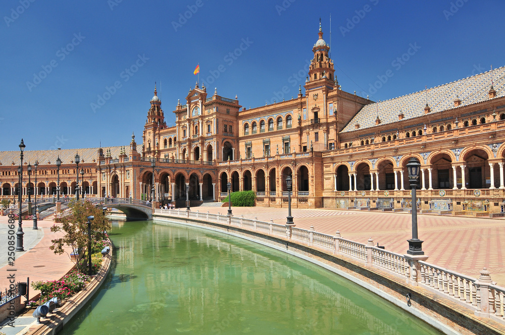 Plaza de Espana (Place d' Espagne), built between 1914 and 1928 by the architect Anibal Gonzalez, Sevilla, Andalucia, Spain.