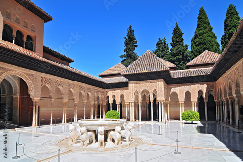 Fotografie Patio de los Leones (Patio of the Lions) in the Palacios Nazaries, The Alhambra, Granada, Andalucia, Spain