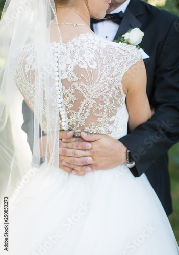 Schilderij op canvas Bride and Groom Embracing